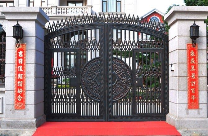 Estate wrought iron gate with spearhead finials and decorative circular medallion G108 MCD